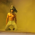 Modello con Helmet
